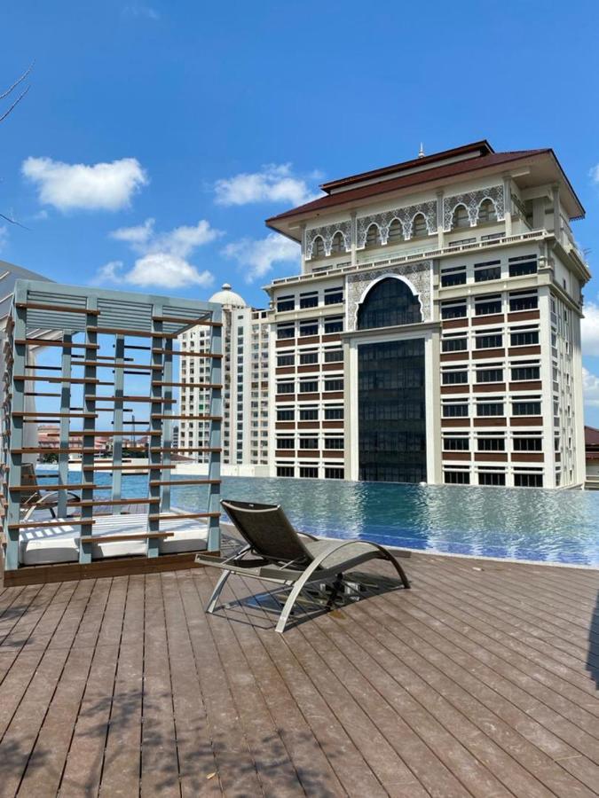 コタバルPanglima Troika Residensiアパートメント エクステリア 写真