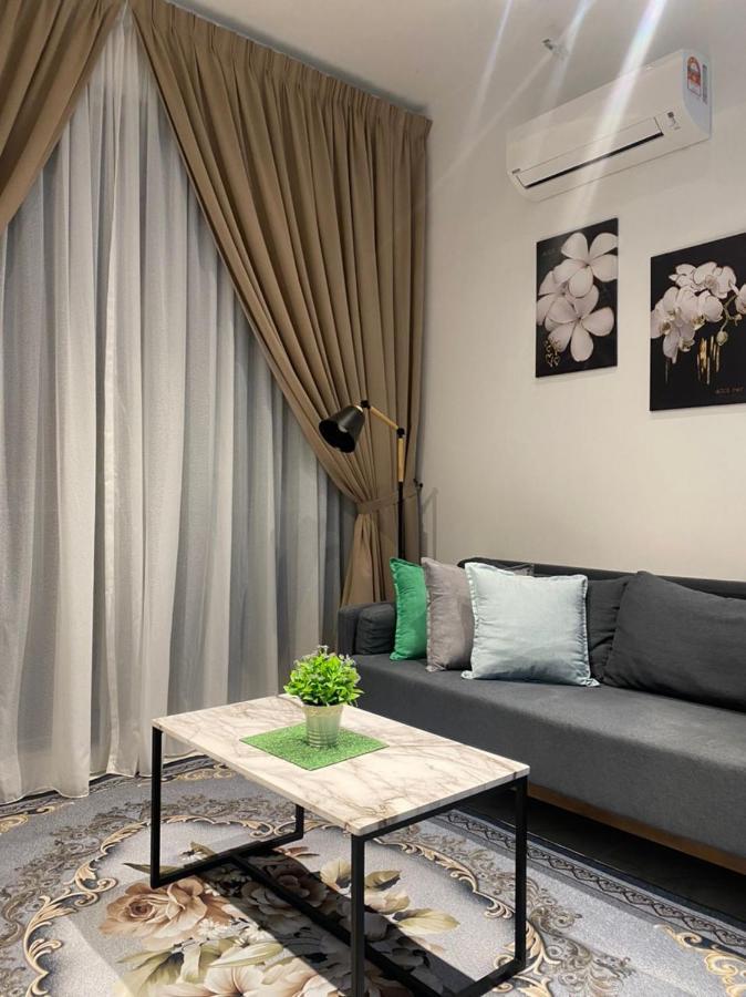 コタバルPanglima Troika Residensiアパートメント エクステリア 写真